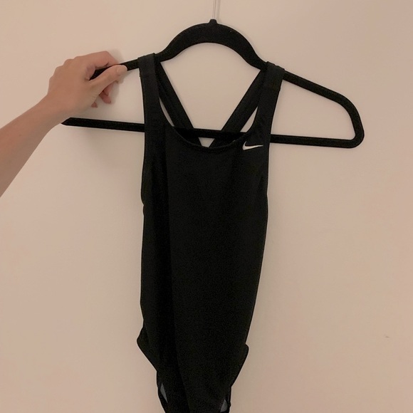 Nike Women’s poly core solid fastback swimsuit - Picture 3 of 5